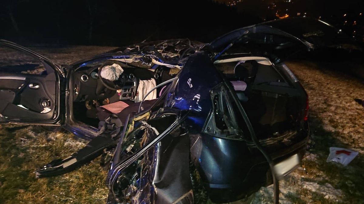 Těžce zraněnou řidičku vyprošťovali ze zdemolovaného auta ve Vrchlabí